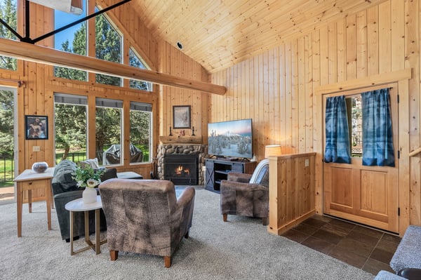 Cinnamon Chalet- Vaulted Ceilings