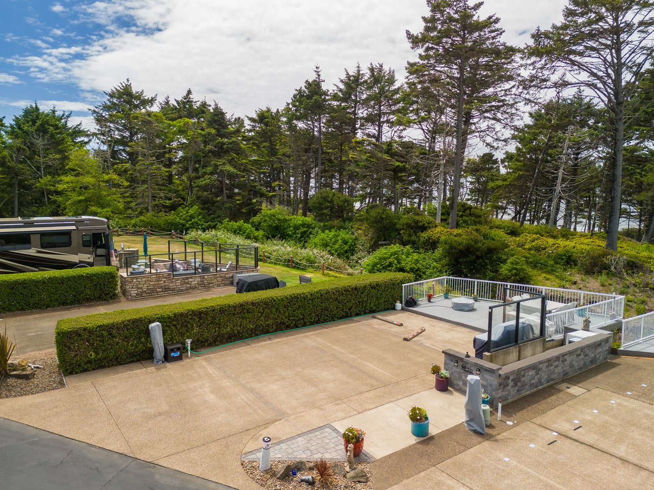 This peaceful property features spacious outdoor areas with built-in seating and BBQ facilities, surrounded by natural forest landscape—ideal for outdoor gatherings and relaxation.