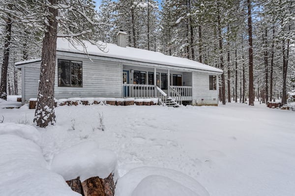 Kiera's Cabin Black Butte Ranch-Covered front porch