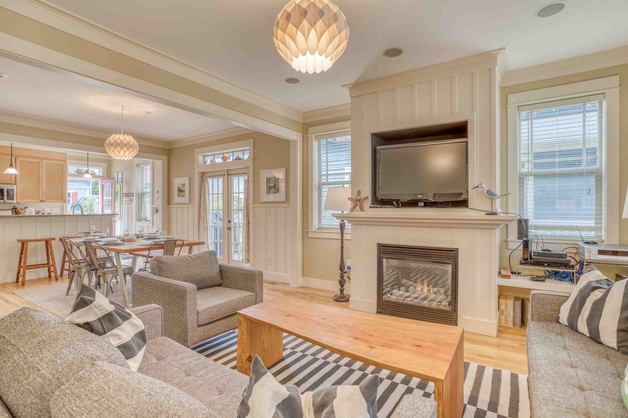 Living Room with fireplace