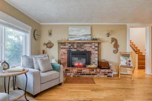 Living Room with fireplace