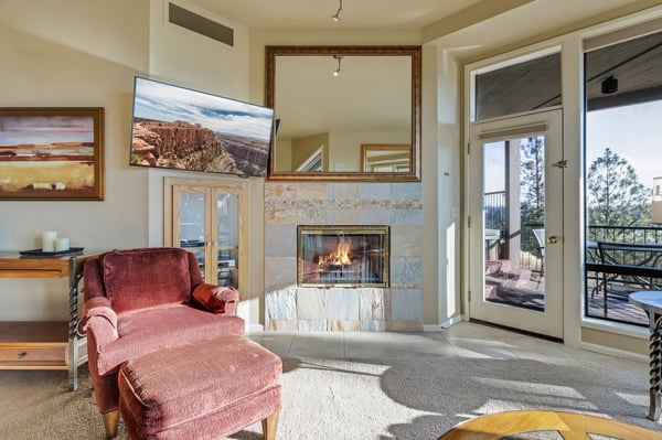 Living room with Fireplace and Views