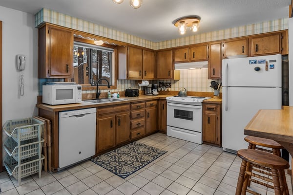 Kiera's Cabin Black Butte Ranch-Fully equipped kitchen