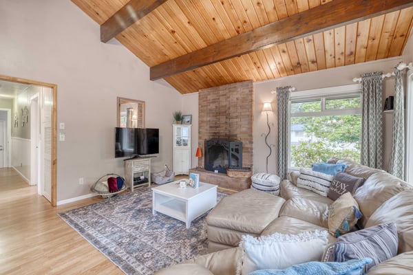 Living Room with amenities