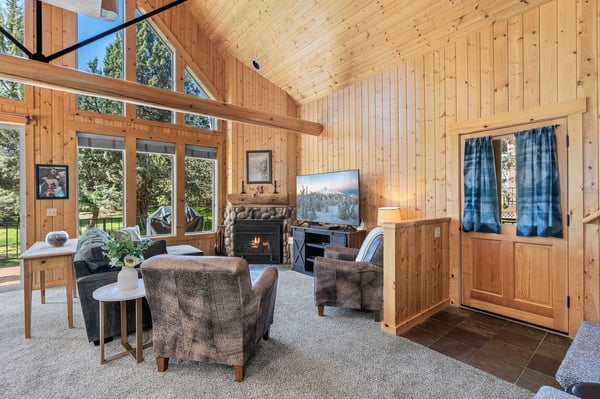 Cinnamon Chalet- Vaulted Ceilings