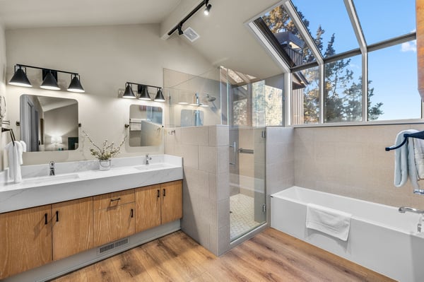 Enamored at Eagle Crest- Updated soaking tub and walk in shower