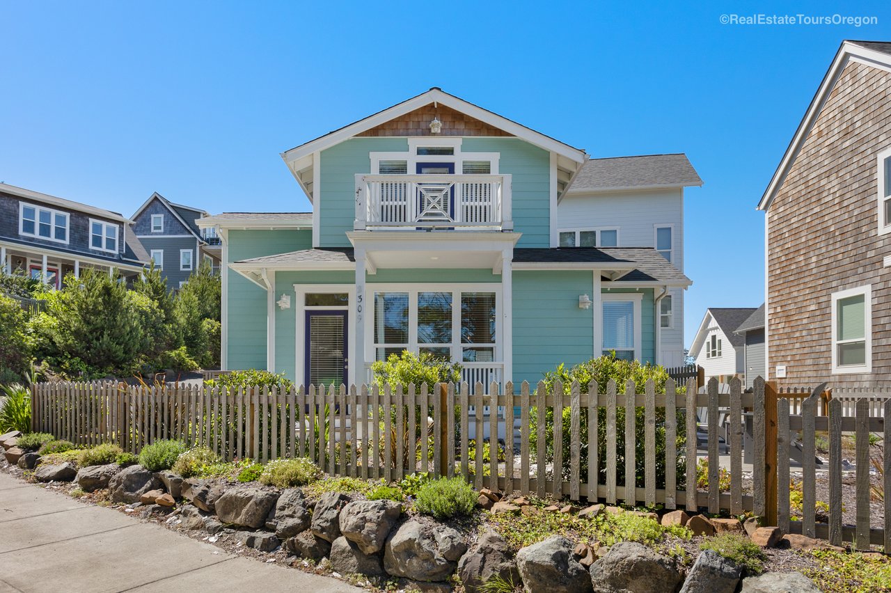 Front of the Home Driftwood Lincoln City