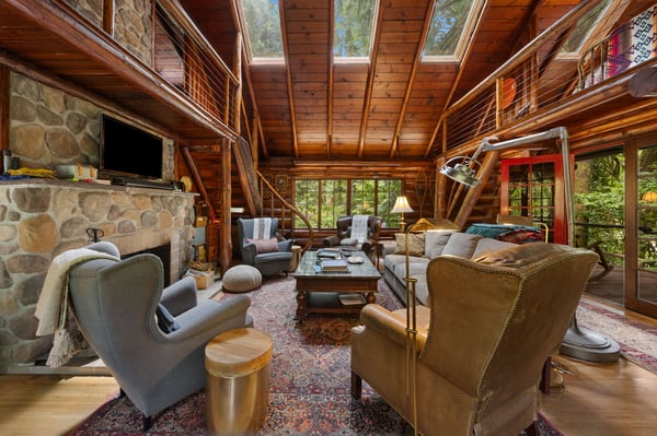 Lookout Log Cabin: Living Room