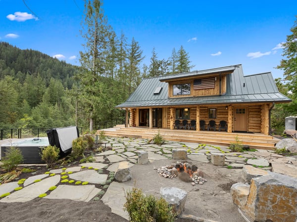 Riverside Retreat Patio with Propane Firepit and Hot Tub
