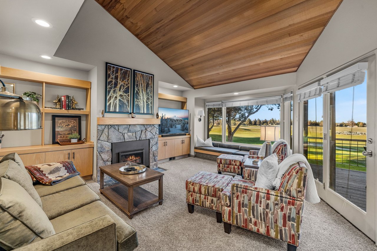 Enamored at Eagle Crest- Great Room