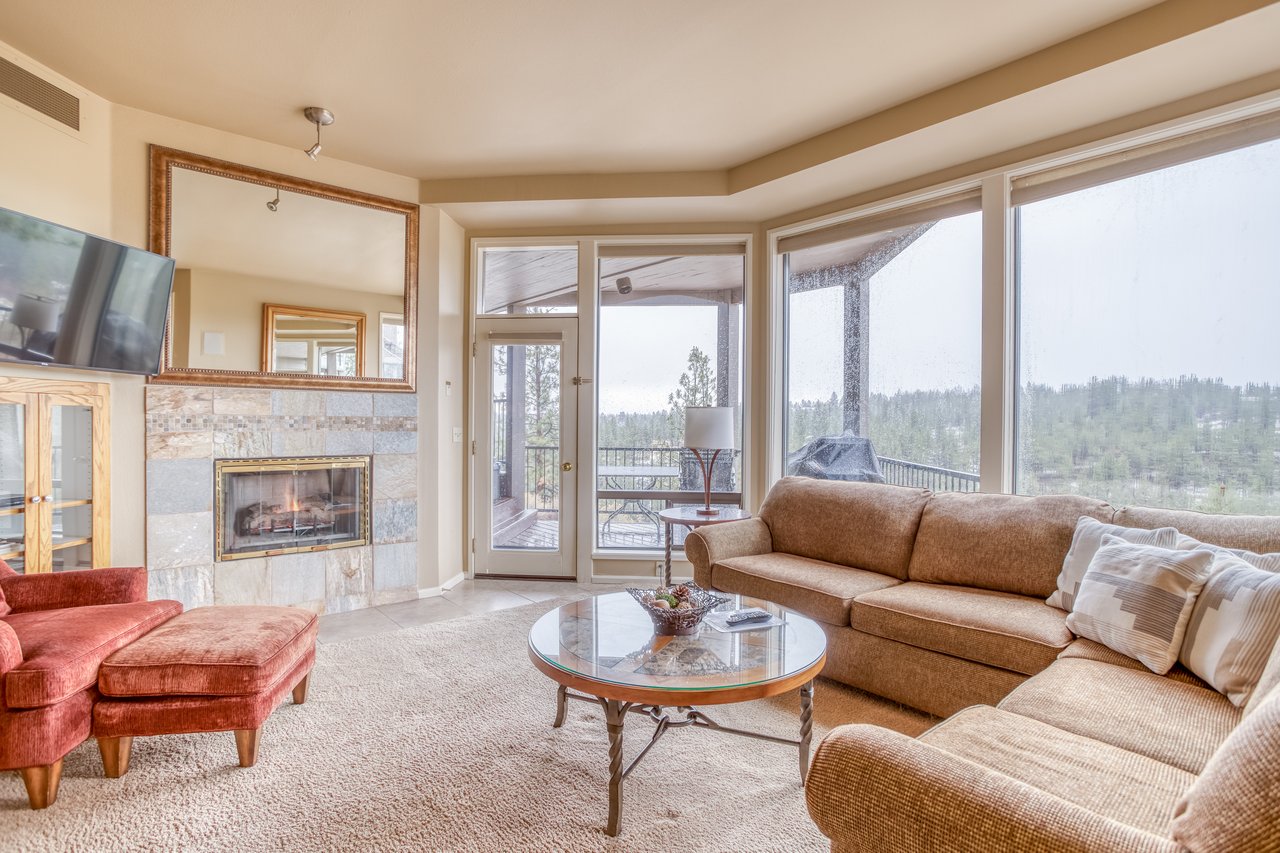 Living room with Fireplace and Views