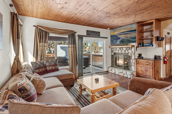 Living Room with fireplace