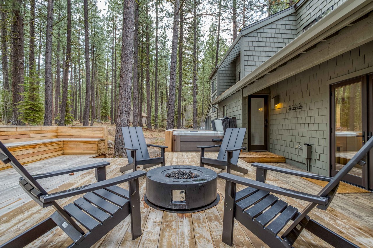 Outdoor Patio Area with Gas Fire Pit