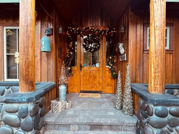 Deschutes Dream Lodge - Christmas Front Door