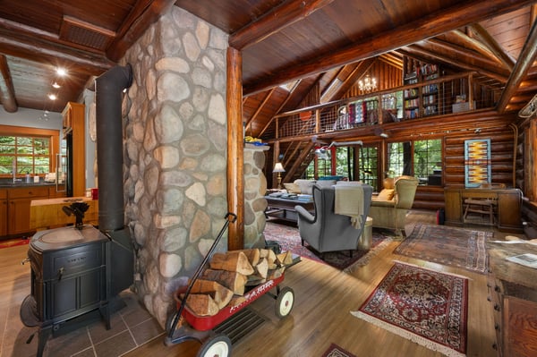 Lookout Log Cabin: Entry